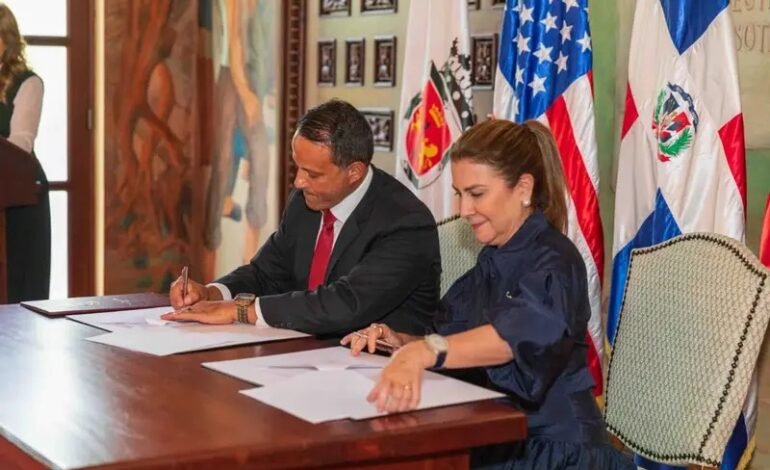 Carolina Mejía y Julio Roldán firman pacto histórico para promover cooperación y comercio entre SD y Aguadilla