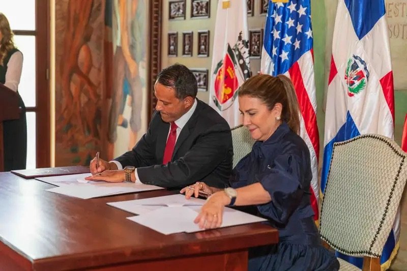 Carolina Mejía y Julio Roldán firman pacto histórico para promover cooperación y comercio entre SD y Aguadilla