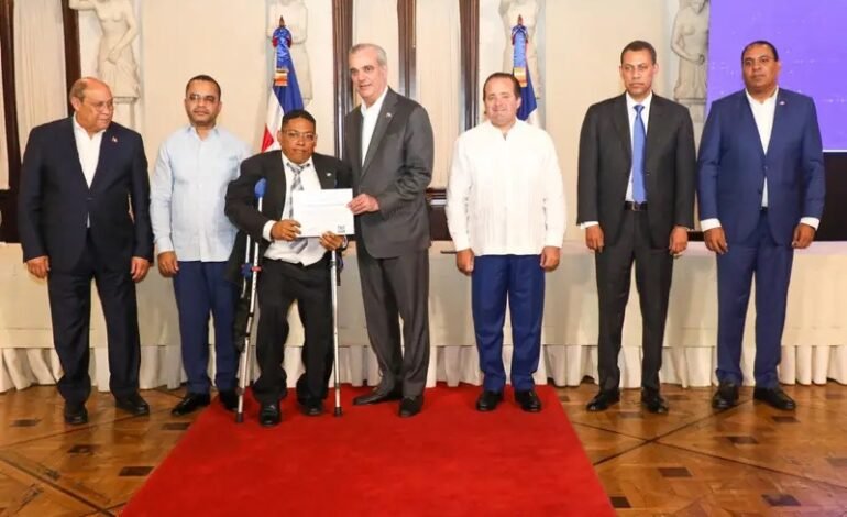 Gobierno beneficia a más de 36 mil jóvenes con becas en el ITLA