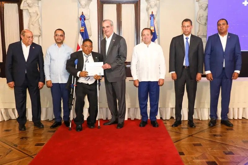 Gobierno beneficia a más de 36 mil jóvenes con becas en el ITLA