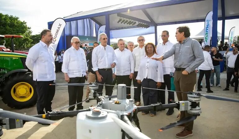 Abinader encabeza en San Juan lanzamiento del Programa de Mecanización Agrícola y afirma que es un «plan de seguridad nacional»