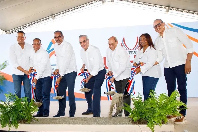 Abinader y rector de la UFHEC dan primer picazo a Plaza ARCASA y nuevo campus universitario en San Juan