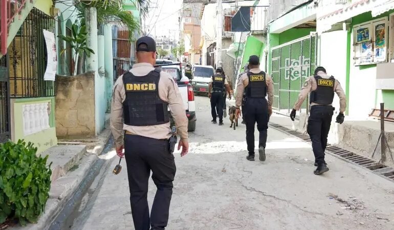 DNCD despliega operativos en el DN tras ataque a tiros contra agentes en Villa Mella