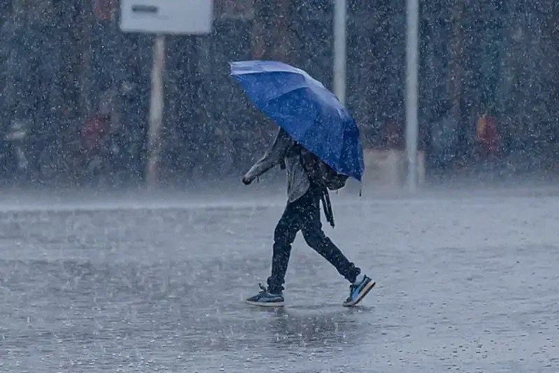 Onda tropical y vaguada provocarán aguaceros y tronadas; temperaturas seguirán calurosas