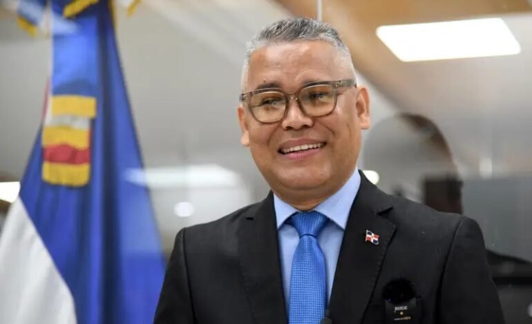Carlos Peña propone habilitar a Luis y Danilo de cara a elecciones del 2028