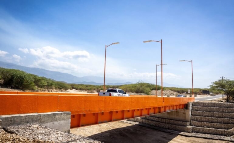 Abinader inaugura puente sobre el río Penitente y pone fin a años de aislamiento en comunidades de Independencia