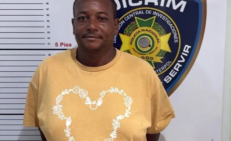 Se entrega a la policía hombre acusado de matar a su expareja y herir a su exsuegra en Yamasá