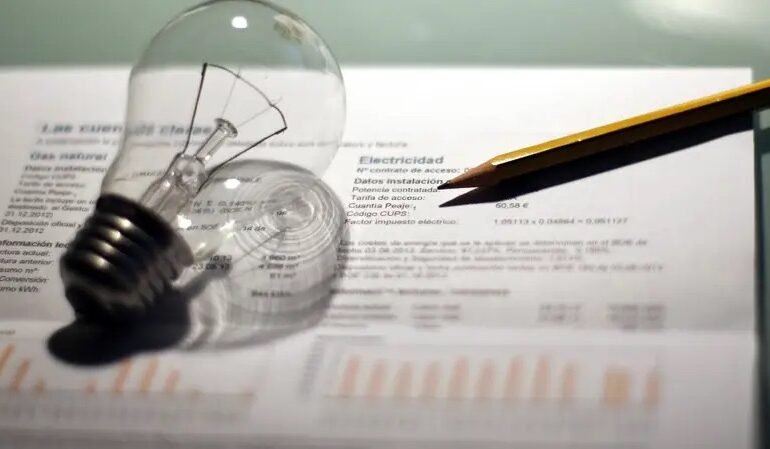 Gobierno plantea retomar ajuste de la tarifa eléctrica para reducir déficit del sector