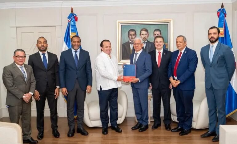Senado recibe anteproyecto para reformar la Ley de Alianzas Público-Privadas
