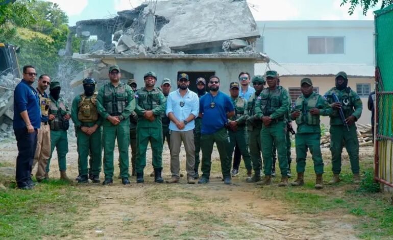 Medio Ambiente interviene edificaciones ilegales que ocupaban franja de protección del río Maimón