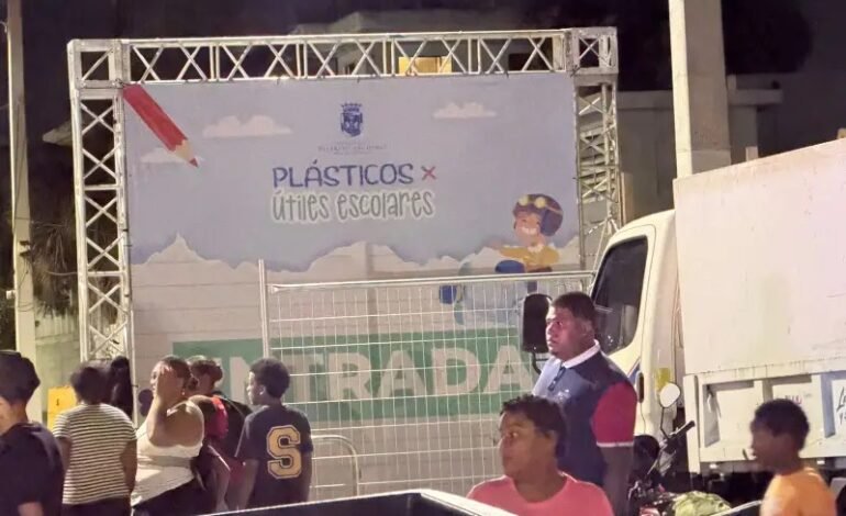 Masiva entrega de útiles a cambio de plásticos
