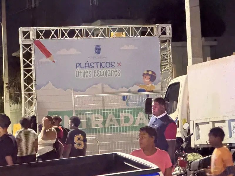 Masiva entrega de útiles a cambio de plásticos