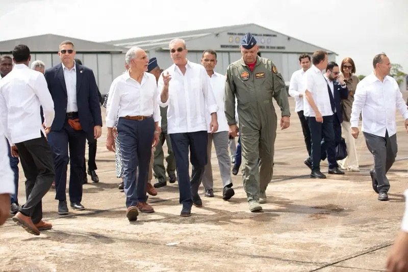 Presidente de Honduras cierra visita con acuerdos e interés en industria militar dominicana