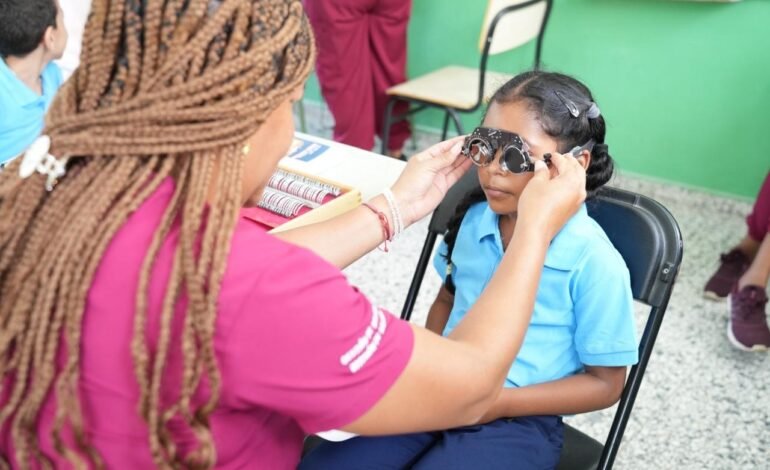 Cuando un estudiante no ve bien: así funciona la atención visual que ofrece el INABIE