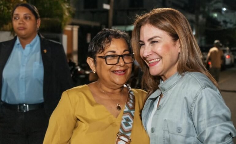 Carolina Mejía fortalece la seguridad en 20 sectores de los kilómetros de la Independencia con la iluminación de 77 calles