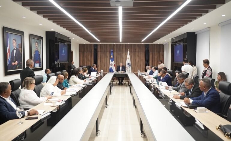 Luis Miguel De Camps instruye comisión del CNE para evaluar implementación del currículo y definir medidas tras resultados PISA 2025