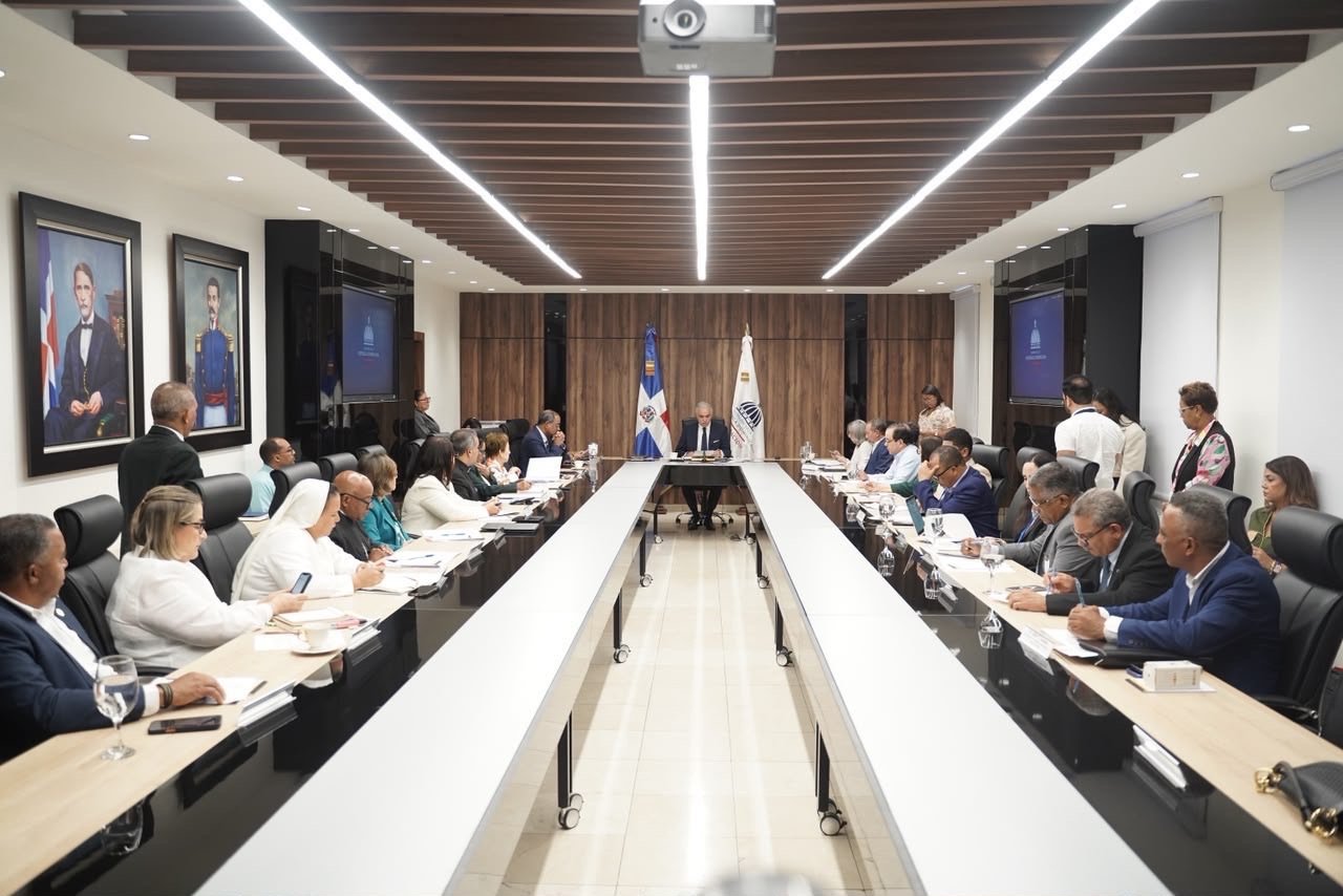 Luis Miguel De Camps instruye comisión del CNE para evaluar implementación del currículo y definir medidas tras resultados PISA 2025