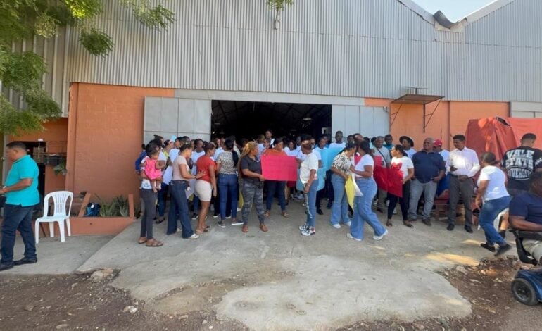 DECENA DE EMPLEADOS, FAMILIARES&nbsp;AUTORIDADES&nbsp;Y MIEMBROS DE LA COMUNIDAD DE OVIEDO MARCHARON EN PROTESTA POR CIERRE DE&nbsp;EMPRESA BG INVESTMENT GROUP&nbsp;POR PARTE DGA.
