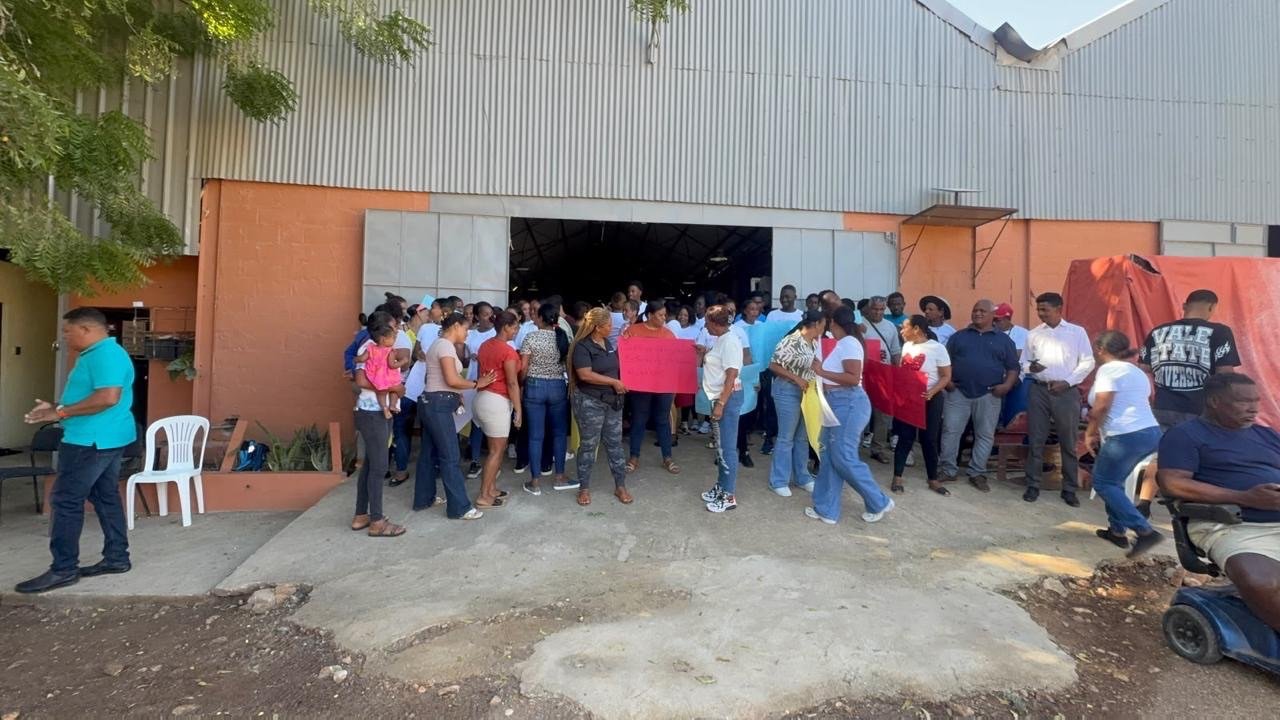 DECENA DE EMPLEADOS, FAMILIARES&nbsp;AUTORIDADES&nbsp;Y MIEMBROS DE LA COMUNIDAD DE OVIEDO MARCHARON EN PROTESTA POR CIERRE DE&nbsp;EMPRESA BG INVESTMENT GROUP&nbsp;POR PARTE DGA.
