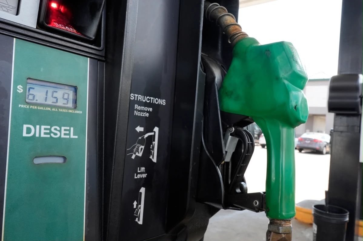 Precios del diésel se coloca por primera vez sobre los 6 dólares en Estados Unidos