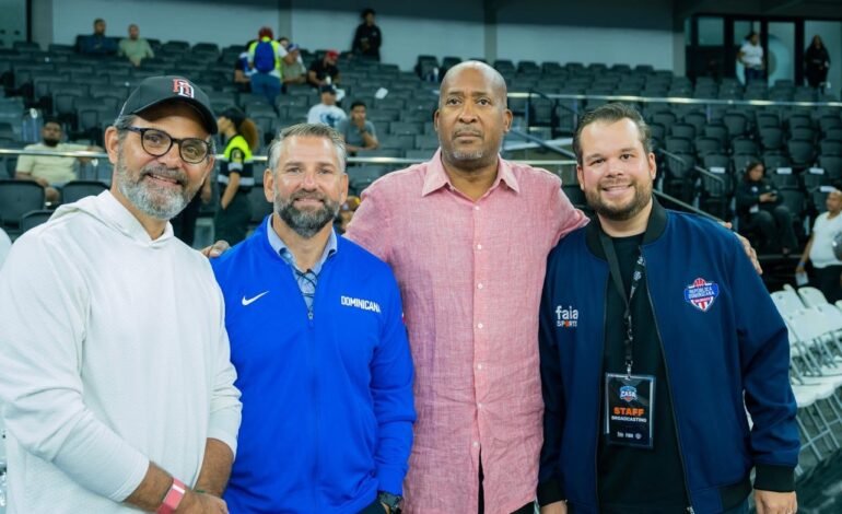 Vicepresidente Ejecutivo de los Knicks visita RD; disfrutó del partido de RD vs Chile