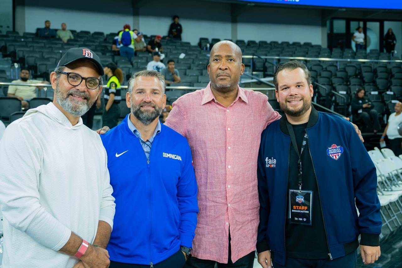 Vicepresidente Ejecutivo de los Knicks visita RD; disfrutó del partido de RD vs Chile