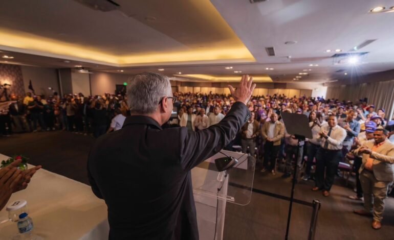 Miles de maestros se suman al proyecto presidencial de Gonzalo Castillo