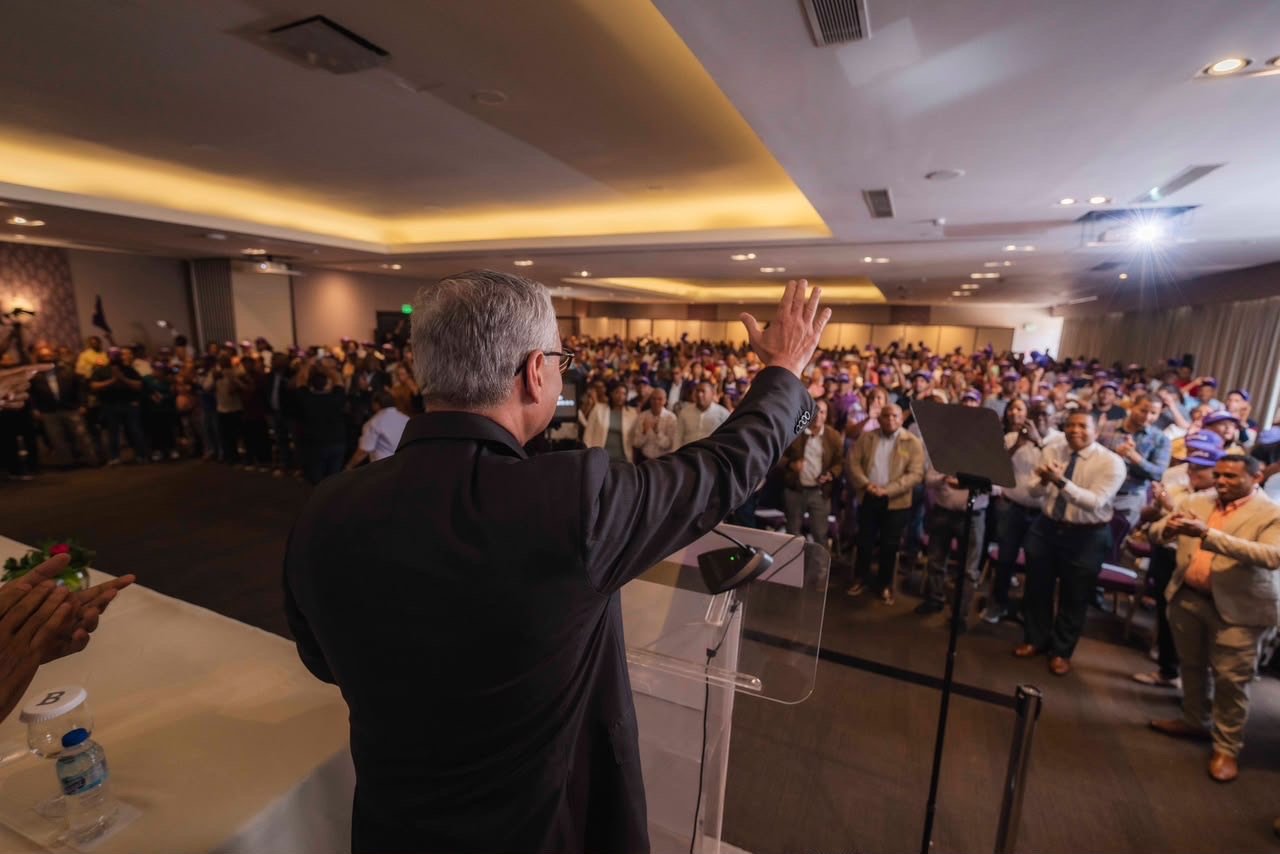 Miles de maestros se suman al proyecto presidencial de Gonzalo Castillo