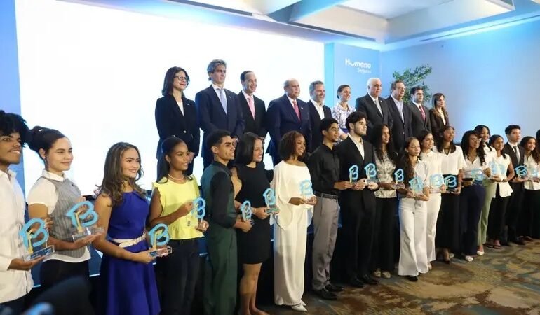 Santos Badía llama a empresas a financiar becas: “La mejor inversión que se puede hacer en RD es la educación”