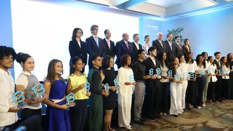 Santos Badía llama a empresas a financiar becas: “La mejor inversión que se puede hacer en RD es la educación”