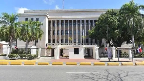 Minerd advierte la ADP que centros educativos deben cumplir con el calendario escolar