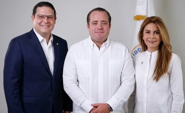 Yayo Sanz Lovatón felicita a Paliza y Carolina por su labor frente al PRM al culminar ambos su mandato