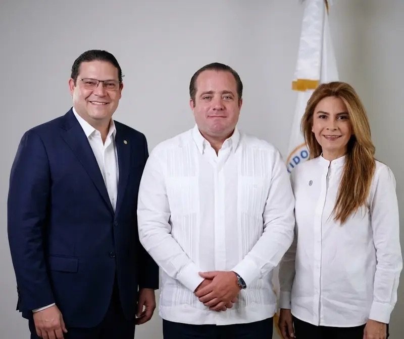Yayo Sanz Lovatón felicita a Paliza y Carolina por su labor frente al PRM al culminar ambos su mandato