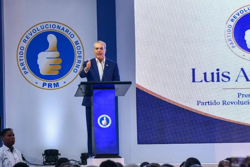 Abinader asume la Presidencia del PRM; llama a interponer intereses del país por encima de los partidarios
