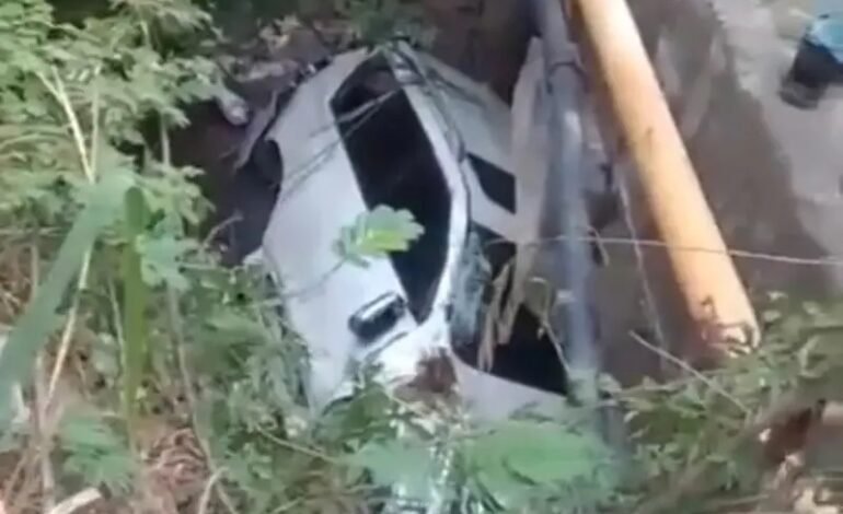 Gobernadora de Dajabón sale ilesa tras accidente; vehículo terminó debajo de un puente