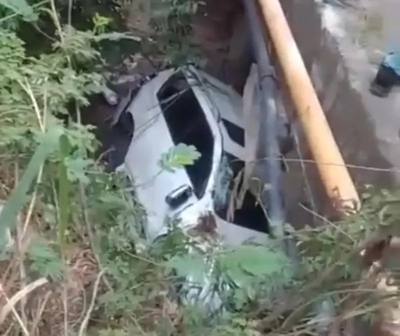 Gobernadora de Dajabón sale ilesa tras accidente; vehículo terminó debajo de un puente