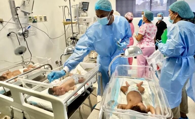 Investigan posible brote bacteriano tras muerte de bebés en hospital de Monte Plata