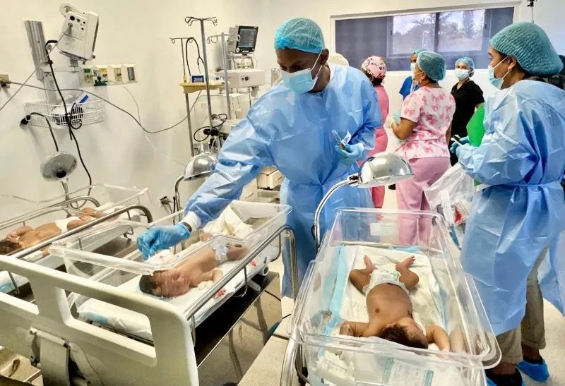Investigan posible brote bacteriano tras muerte de bebés en hospital de Monte Plata