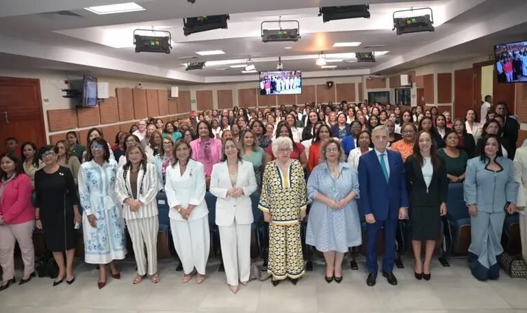 Ministerio de la Mujer y OEA fortalecen liderazgo político de cientos de mujeres rurales de la región