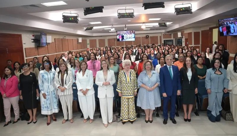 Ministerio de la Mujer y OEA fortalecen liderazgo político de cientos de mujeres rurales de la región