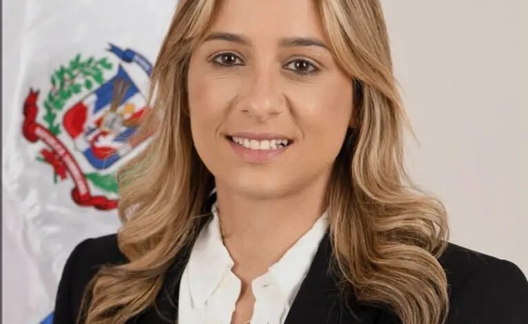 La diputada Liz Mieses, felicitó al ministro de Educación, Luis Miguel De Camps, por reincorporar Moral y Cívica al currículo escolar