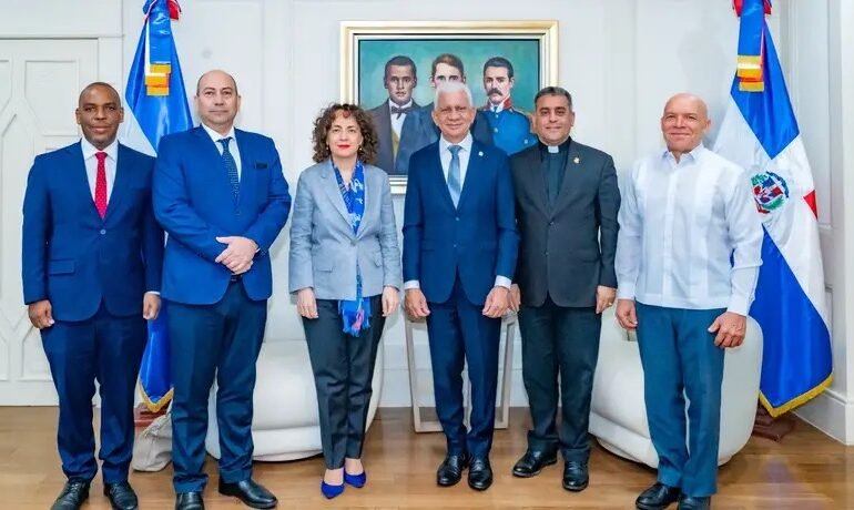 Presidente del Senado recibe embajadora de España y abordan cooperación en ciberseguridad