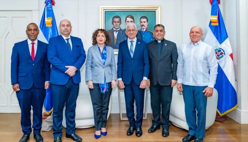 Presidente del Senado recibe embajadora de España y abordan cooperación en ciberseguridad
