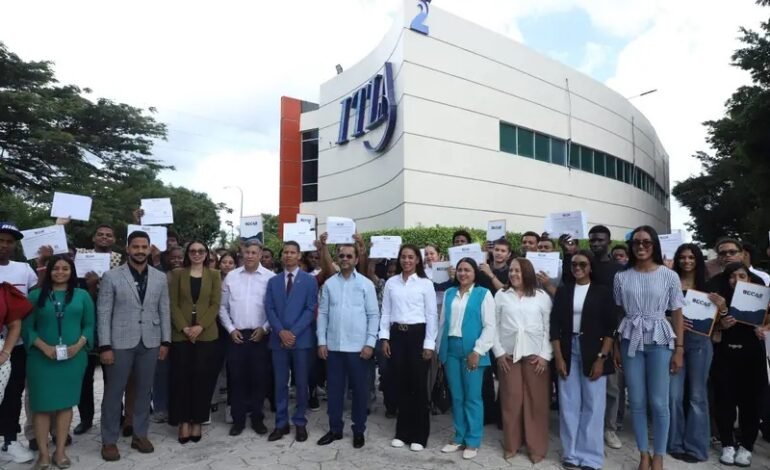 Alcaldesa Betty Gerónimo y rector del ITLA entregan 600 becas a jóvenes destacados