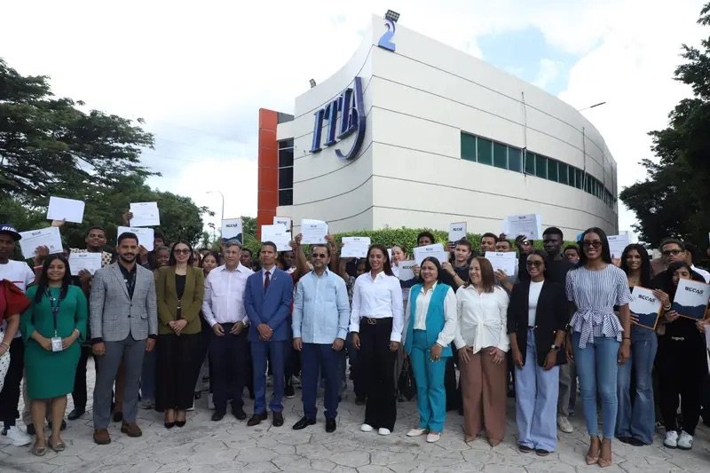 Alcaldesa Betty Gerónimo y rector del ITLA entregan 600 becas a jóvenes destacados