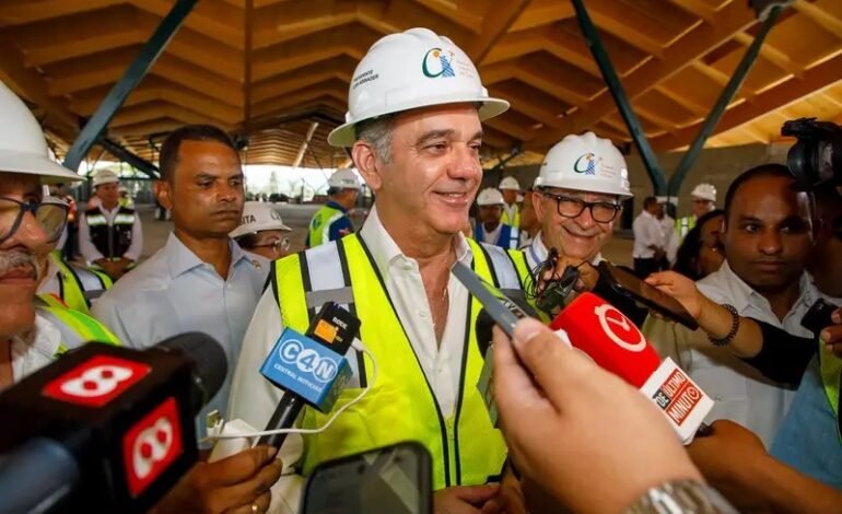 Presidente supervisa avances del alcantarillado sanitario de Licey al Medio