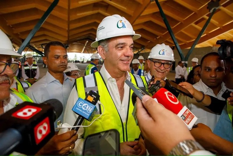 Presidente supervisa avances del alcantarillado sanitario de Licey al Medio