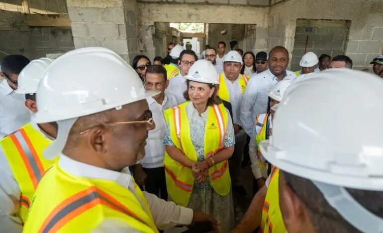 Raquel Peña supervisa construcción de hospital traumatológico en Mao