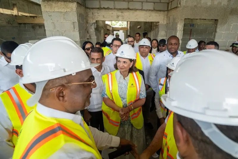 Raquel Peña supervisa construcción de hospital traumatológico en Mao