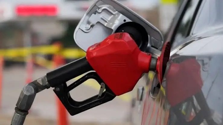 Alzas del crudo complican finanzas del Estado; ciudadanos entienden necesidad de reajustar precios de los combustibles en RD